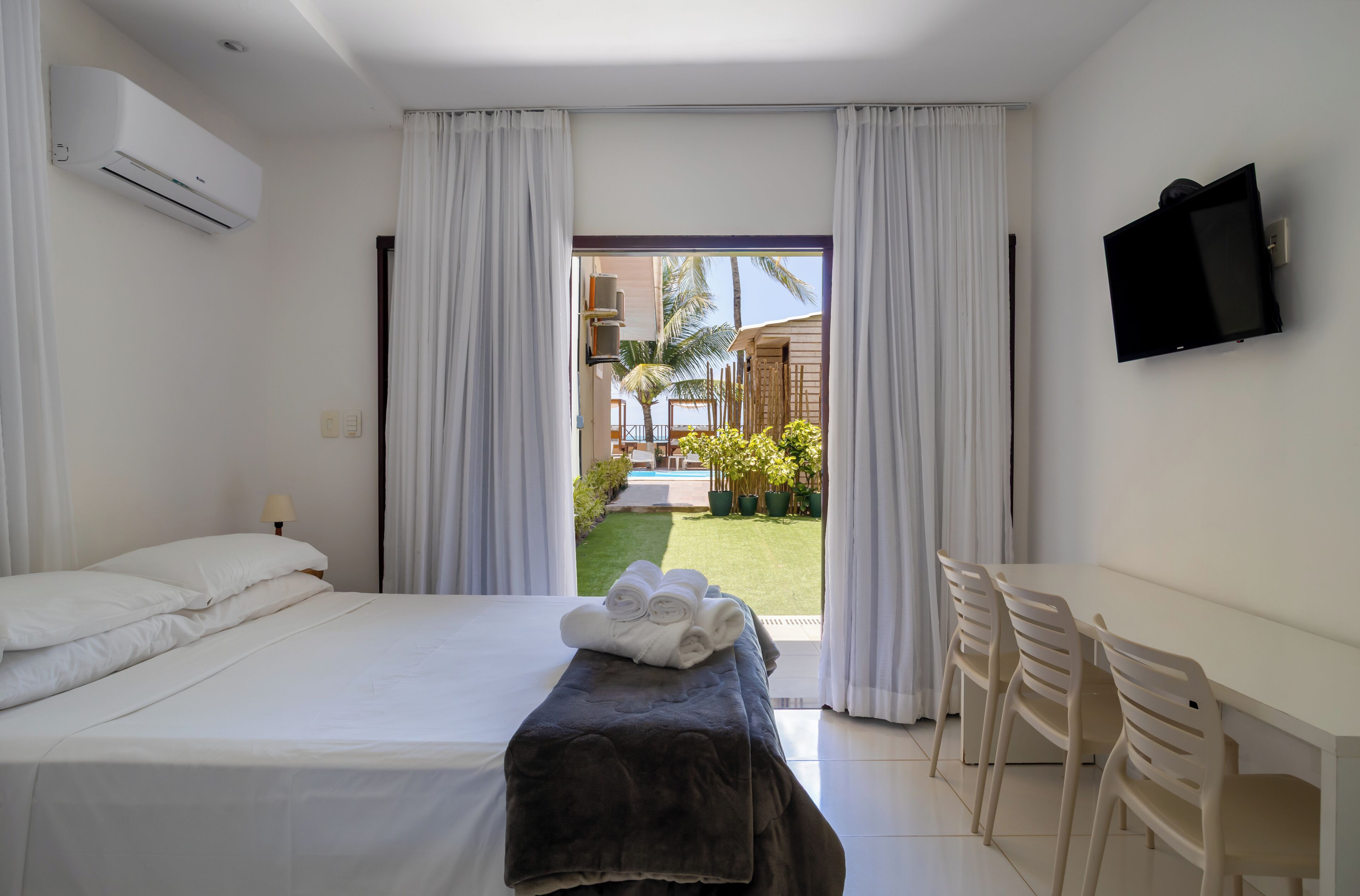 Deluxe Triple Room | Minibar, desk, blackout drapes, iron/ironing board