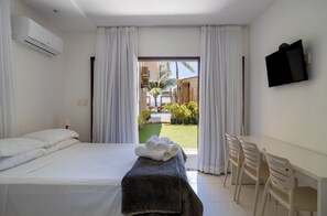 Deluxe Triple Room | Minibar, escritorio, cortinas opacas y tabla de planchar con plancha