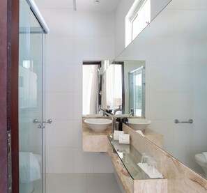 Habitación Deluxe, varias camas, no fumadores, vistas al mar | Baño | Ducha, secador de pelo, toallas y jabón