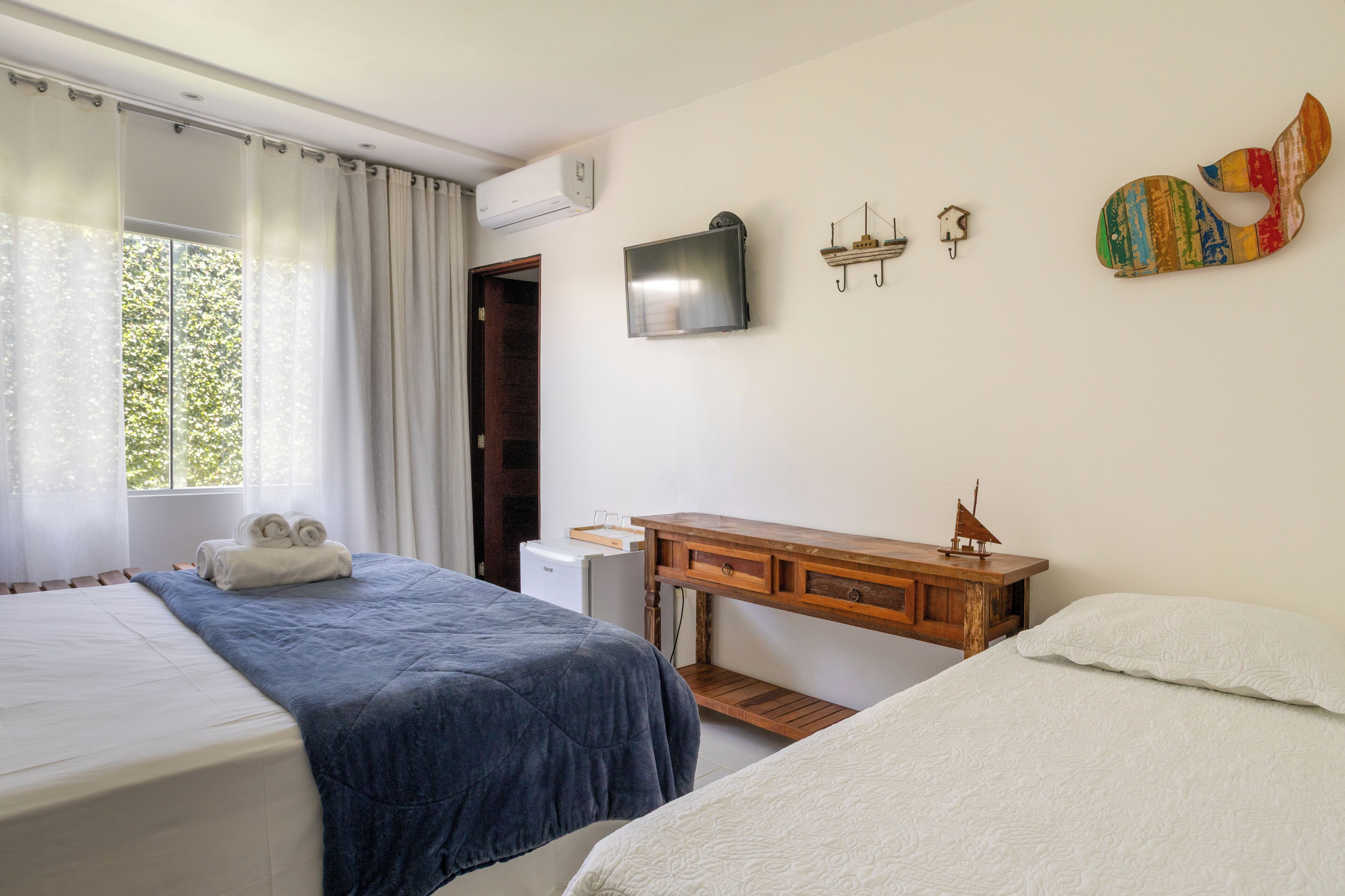 Standaard kamer | Een minibar, een bureau, verduisterende gordijnen