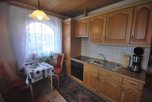 Køleskab, mikrobølgeovn, ovn, kaffe-/temaskine