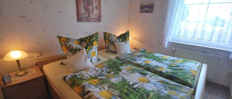 2 bedrooms, travel cot, WiFi, bed sheets