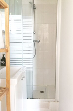 Towels, soap, shampoo, toilet paper