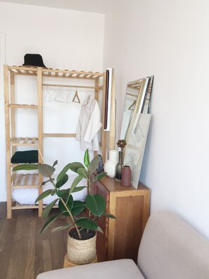 1 slaapkamer, een strijkplank/strijkijzer, wifi, beddengoed