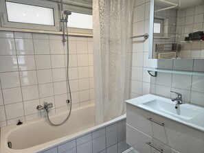 Badekar, hårtørrer, håndklæder, Sæbe
