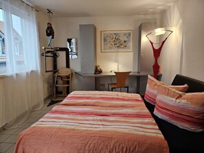 2 soveværelser, skrivebord, lydisolering, strygejern/strygebræt