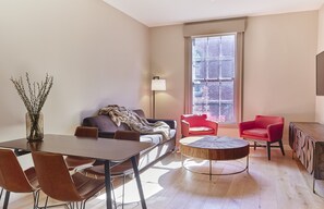 Loft, 1 dormitori | Sala d'estar | Televisor LED de 52 polzades amb canals per satèl·lit i televisor 