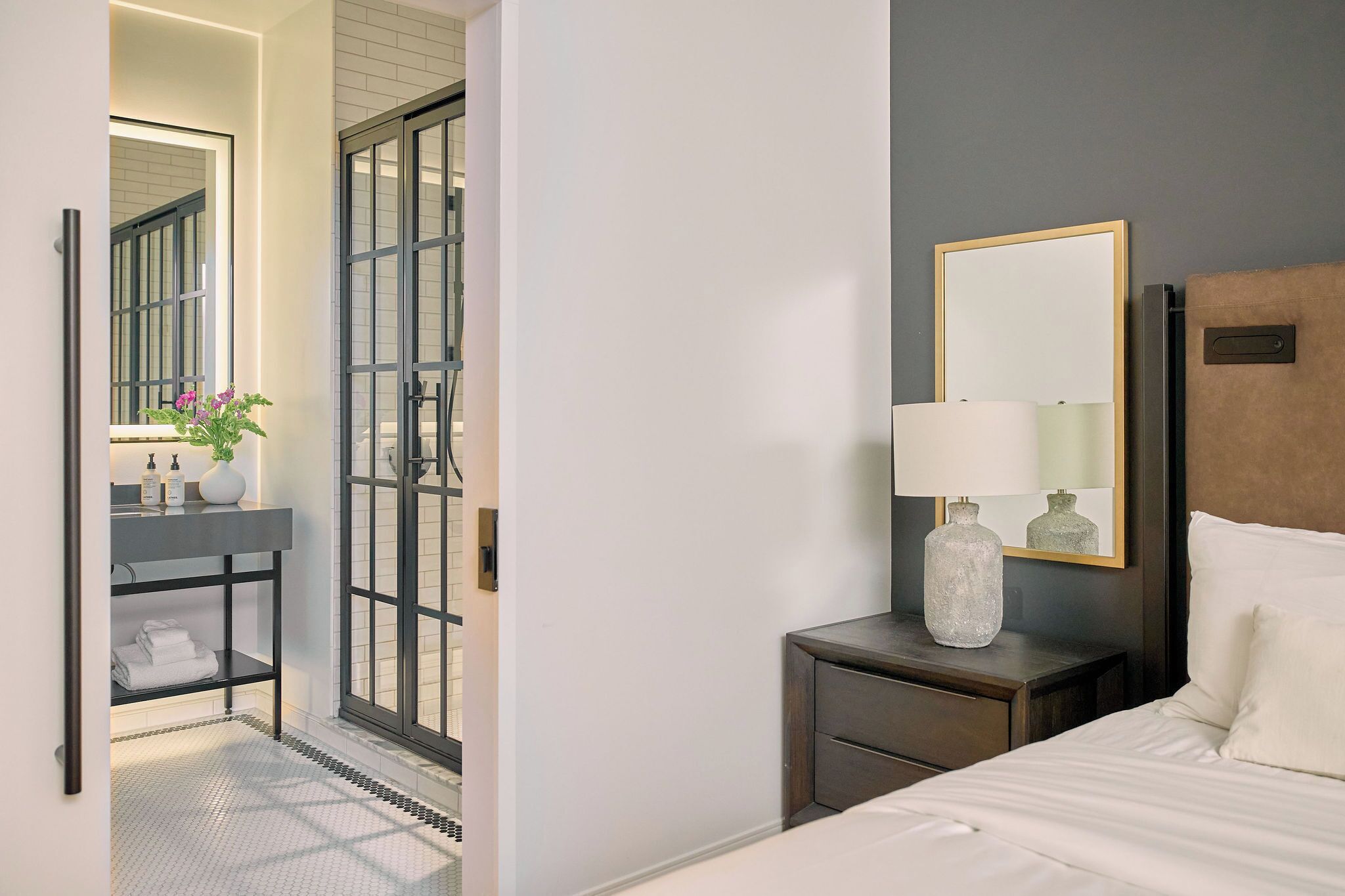 Loft de lujo, 3 habitaciones | Edredones de plumas y espacio para trabajar con un portátil