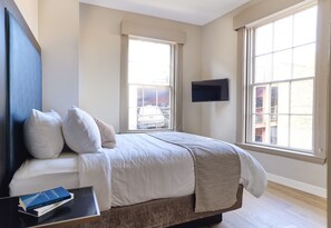 Luxury Loft, 2 Bedrooms | Down comforters, laptop workspace, blackout drapes, soundproofing - The Docent’s Collection – Thompson Block (Portland)