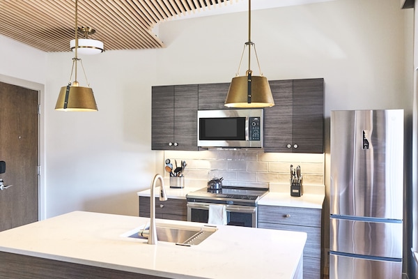 Standard Studio, 1 Katil Ratu (Queen) | Dapur peribadi | Peti sejuk/penyejuk beku saiz penuh, ketuhar gelombang mikro, ketuhar
