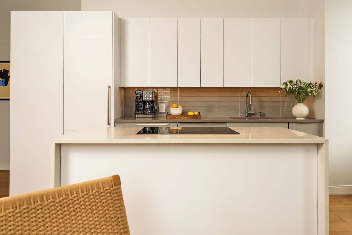 Großer Kühlschrank, Mikrowelle, Ofen, Herdplatte