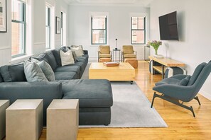 Loft Luxury, 3 camere da letto | Area soggiorno | TV LED 52 pollici con canali satellitari, TV, servizi in streaming