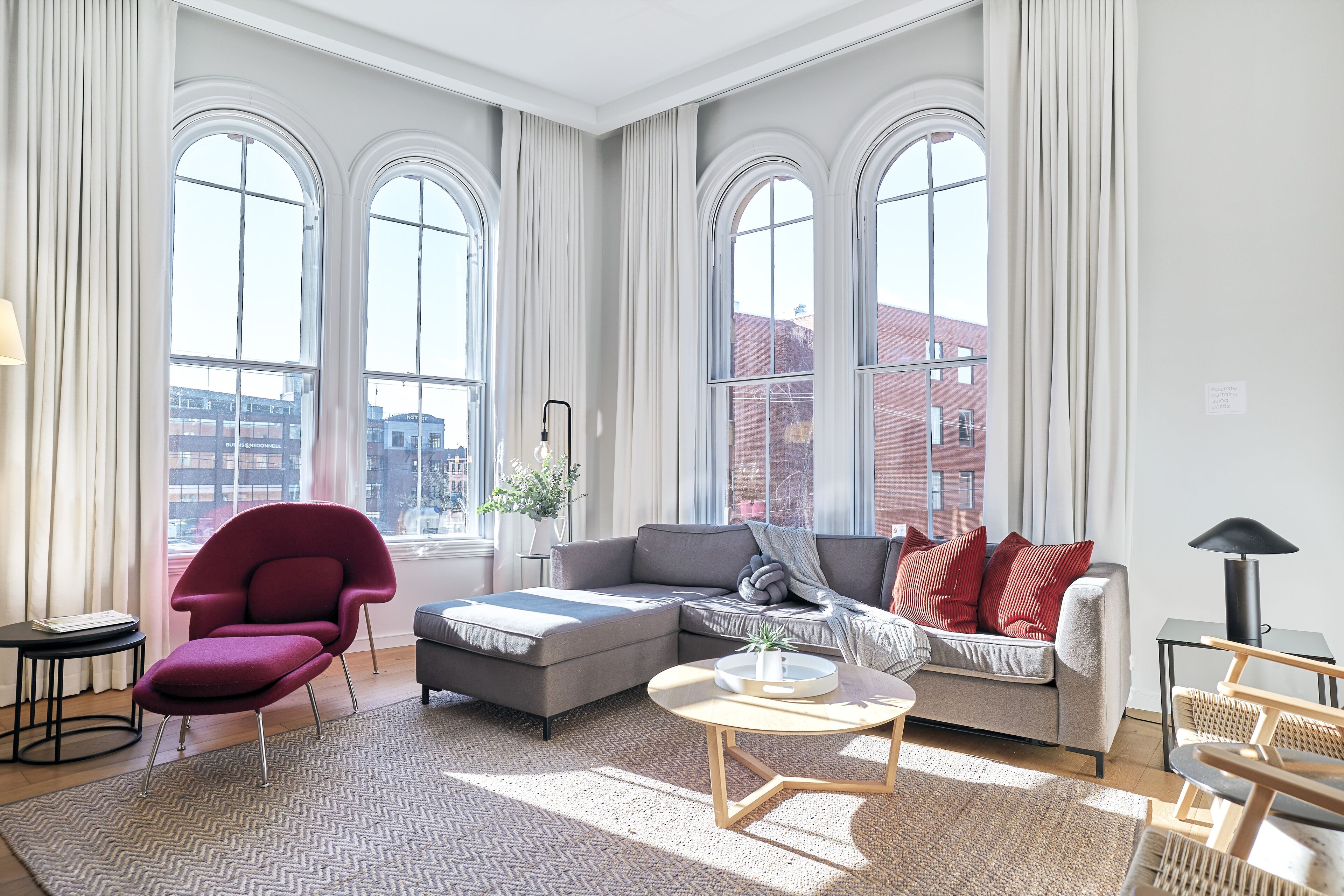 ซิกเนเจอร์อพาร์ทเมนท์, 2 ห้องนอน | บริเวณนั่งเล่น | ทีวีจอแอลอีดี 52 นิ้ว พร้อมช่องดาวเทียม, ทีวี, บริการสตรีมมิ่ง