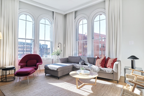 Departamento Prestigio, 2 habitaciones | Área de sala de estar | Televisión LED de 52 pulgadas con canales vía satélite y televisión