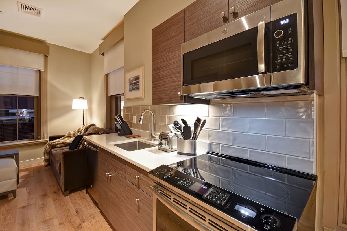 full-sized fridge, microwave, oven, stovetop