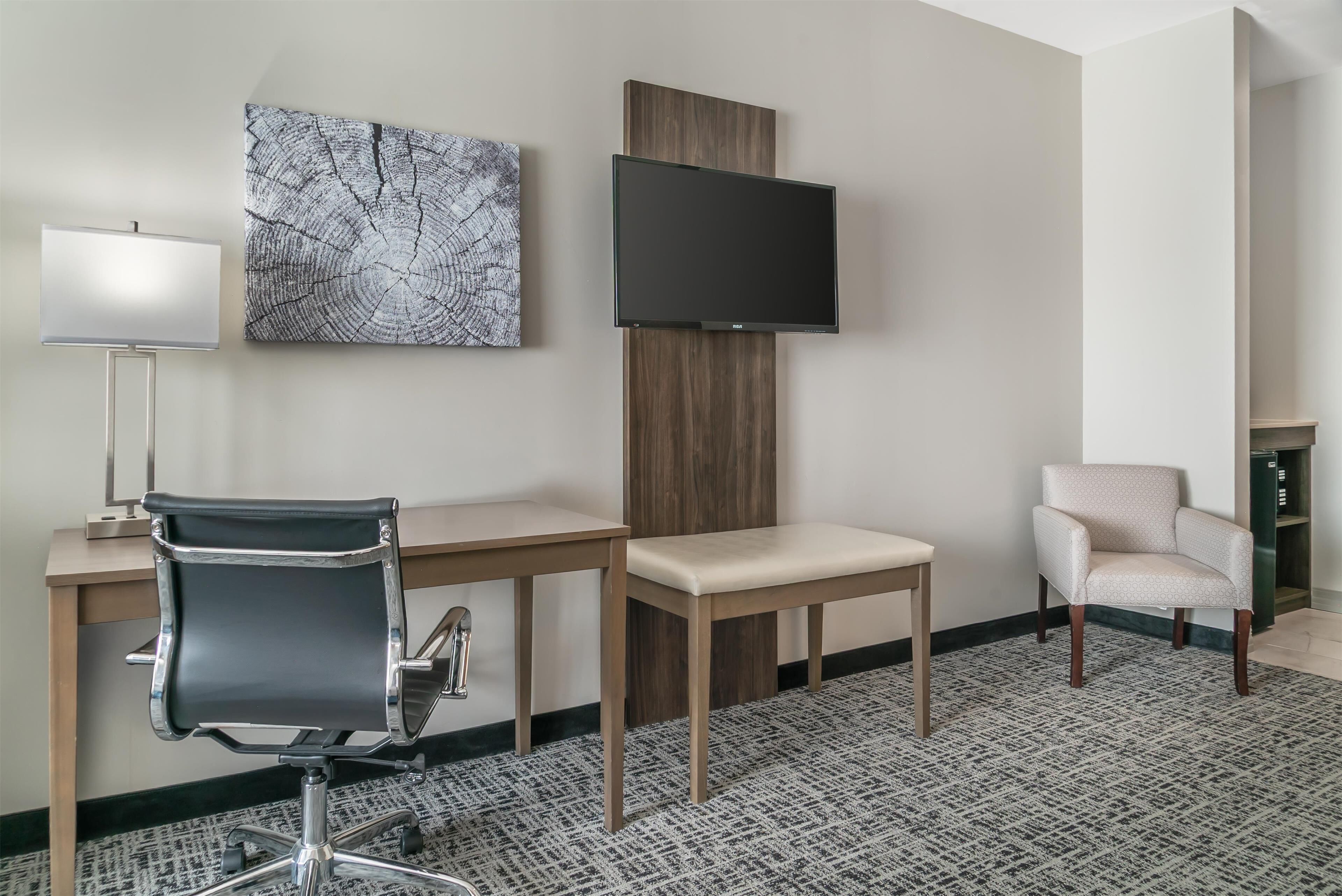 1 bedroom, individually decorated, individually furnished, desk