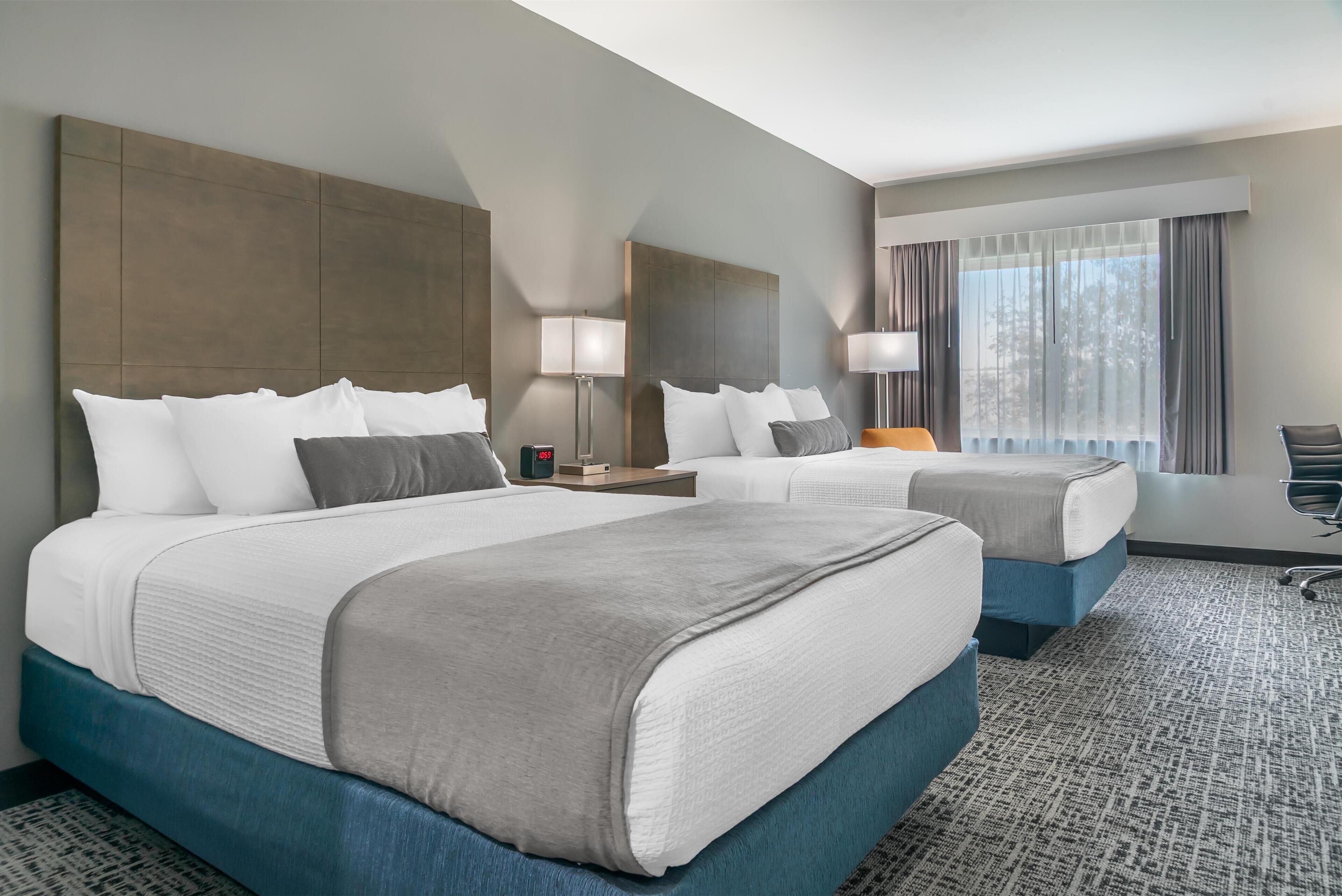 Standaard kamer, 2 queensize bedden, niet-roken, koelkast | Individueel gedecoreerd, individueel gemeubileerd, een bureau