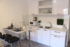 Kjøleskap, mikrobølgeovn, kokeplater og vannkoker