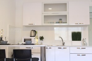 Kjøleskap, mikrobølgeovn, kokeplater og vannkoker