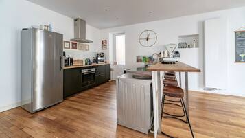 Fridge, microwave, oven, stovetop