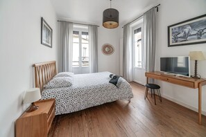 3 habitaciones, escritorio y tabla de planchar con plancha 