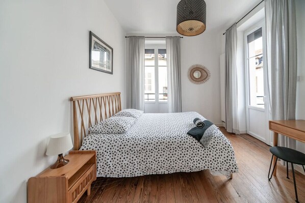 3 slaapkamers, een bureau, een strijkplank/strijkijzer, reisbedje