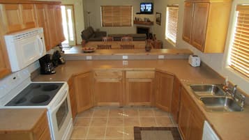 Townhome | Private kitchen | Fridge, microwave, stovetop, dishwasher
