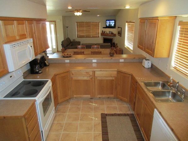 Townhome | Private kitchen | Fridge, microwave, stovetop, dishwasher - Tierra Del Sol 2 by MoabCondos4Rent (Moab)