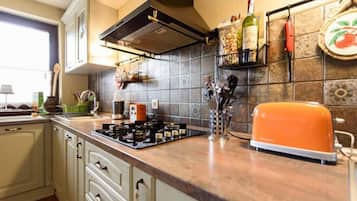 Cabin, Mountain View (Superior Chalet) | Shared kitchen | Full-size fridge, microwave, oven, stovetop