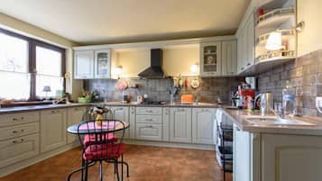 Cabin, Mountain View (Superior Chalet) | Shared kitchen | Full-size fridge, microwave, oven, stovetop