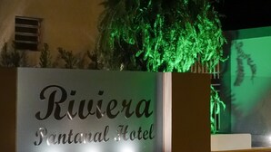 A sign for the Riviera Pantanal Hotel. - Riviera Pantanal Hotel (Caceres)