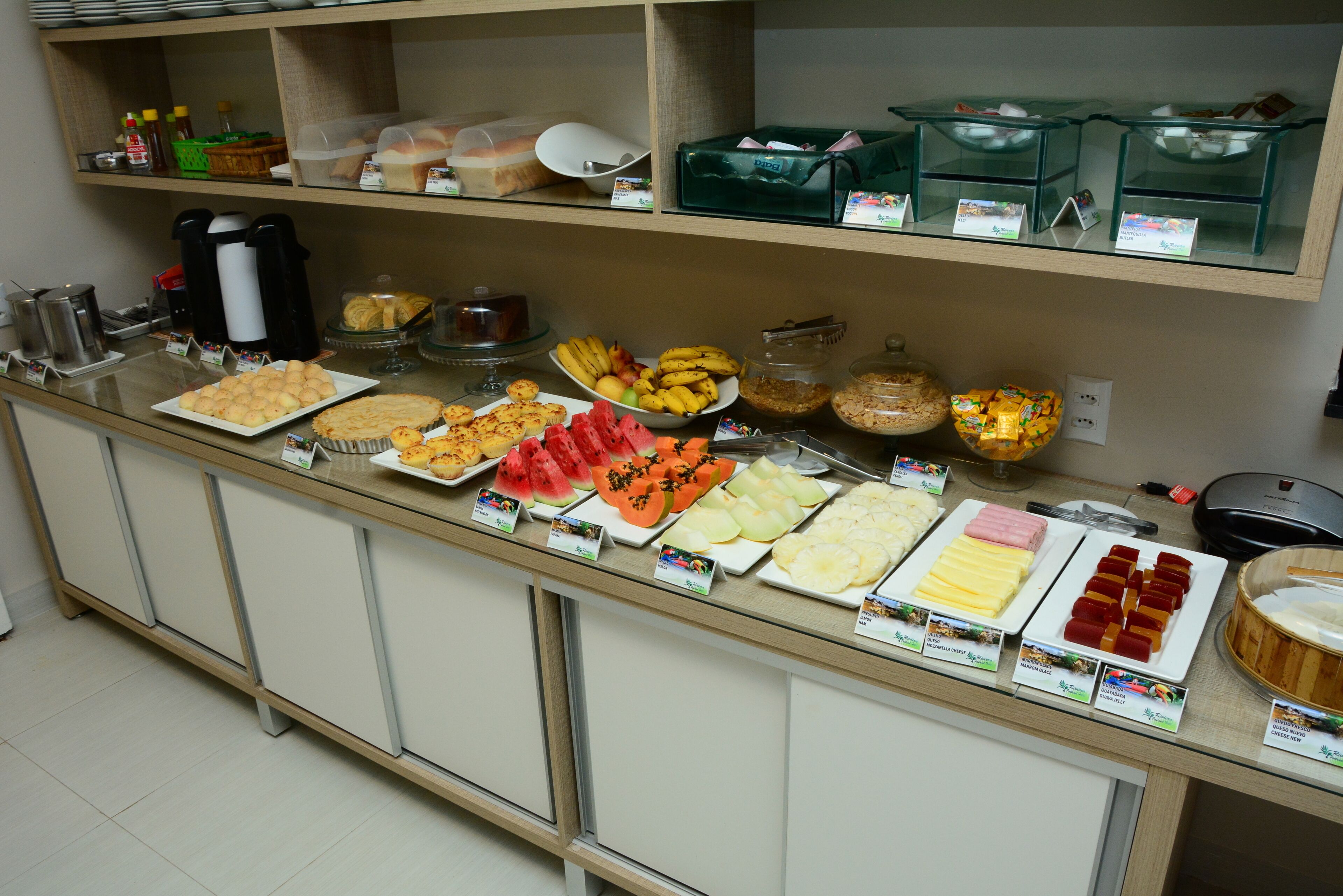 Café da manhã com buffet grátis todos os dias