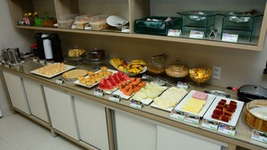 A buffet with various food items and condiments. - Riviera Pantanal Hotel (Caceres)