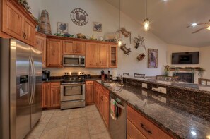 Maison mitoyenne « Premier » | Cuisine privée | Réfrigérateur, micro-ondes, plaque de cuisson, lave-vaisselle