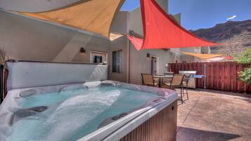 Premier Townhome | Courtyard view