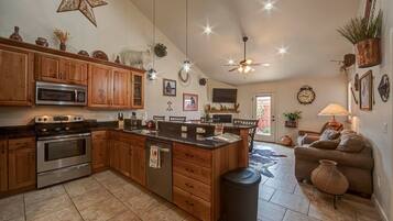 Townhouse Premier | Dapur pribadi | Lemari es, microwave, kompor, dan mesin pencuci piring