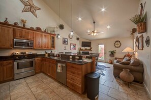 Residenza Premier | Cucina privata | Frigorifero, microonde, piano cottura, lavastoviglie