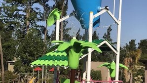季節性室外游泳池，開放時間為 10:00 至 20:00，提供日光浴躺椅