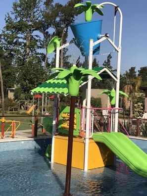 Piscine extérieure (ouverte en saison), chaises longues