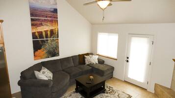 Townhouse Premier | Area keluarga | Televisi layar datar 42-inci dengan saluran TV digital, TV, dan perapian