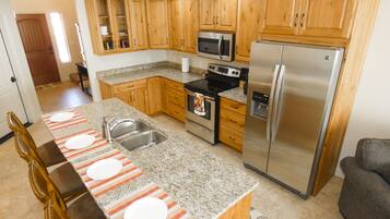 Townhouse Premier | Dapur pribadi | Lemari es, microwave, kompor, dan mesin pencuci piring