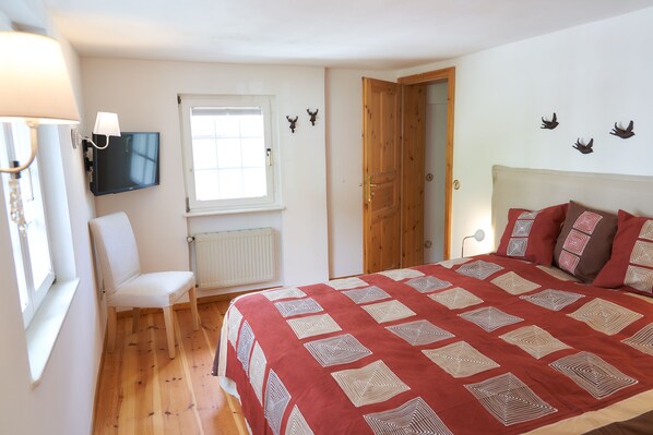 3 bedrooms, in-room safe, WiFi, bed sheets