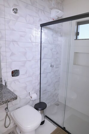 Luxury Apartment | Bathroom | Hair dryer, towels - Hotel Borges (Quirinopolis)