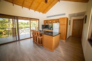 The Lodge III | Privat køkken | Køleskab, mikrobølgeovn, ovn, kogeplade