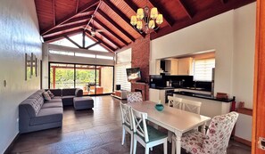 Villa Junior, 2 chambres | Aire de séjour | Téléviseur, foyer, planchers chauffants