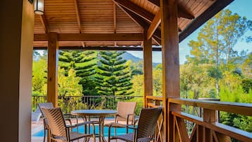 Royal Villa, 3 Bedrooms | Pemandangan taman