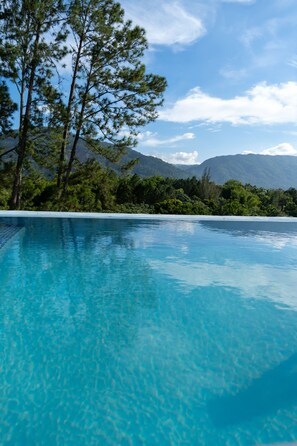 Piscine extérieure, accès possible de 8 h à 19 h, chaises longues
