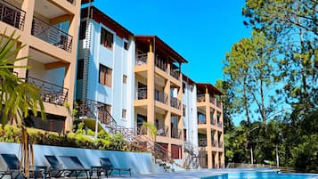 2 kamar tidur dan didekorasi berbeda-beda