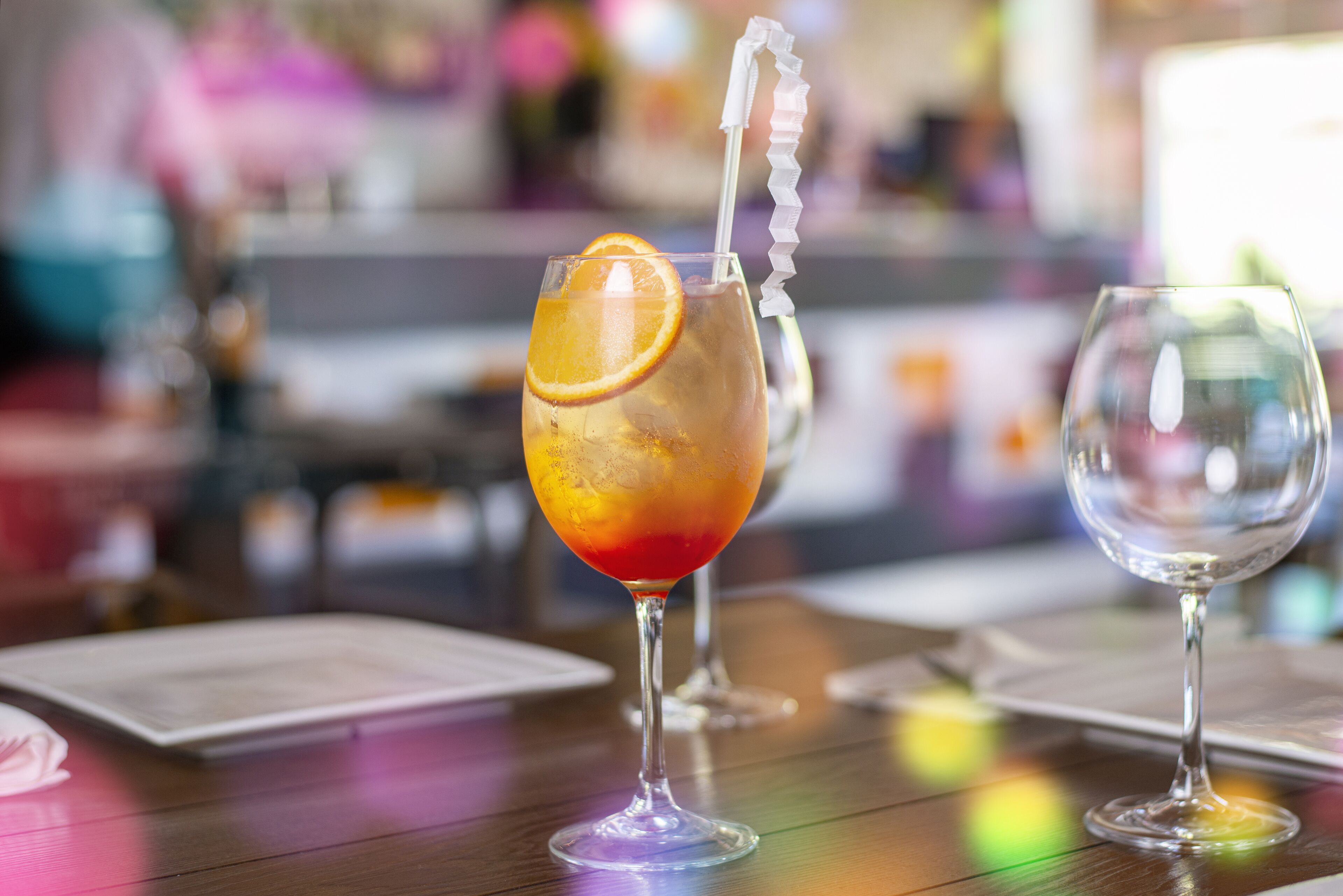 Une table de bar avec un verre à cocktail et un verre à vin.