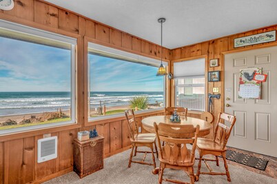 Pet friendly oceanfront home w/ direct beach access in Lincoln City's Roads End!